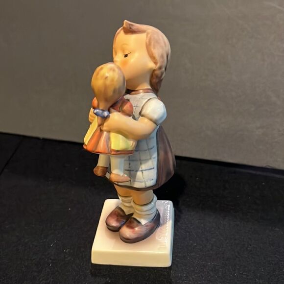 M j Hummel KISS ME Figurine Signed and Dated and numbered. - Picture 5 of 7
